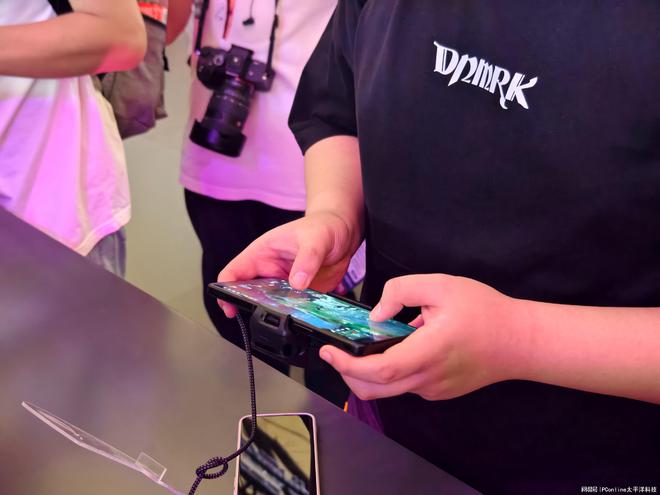 2024 ChinaJoy开展！ROG游戏手机8+电竞潮物亮相(图3)