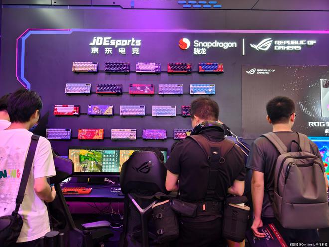 2024 ChinaJoy开展！ROG游戏手机8+电竞潮物亮相(图4)