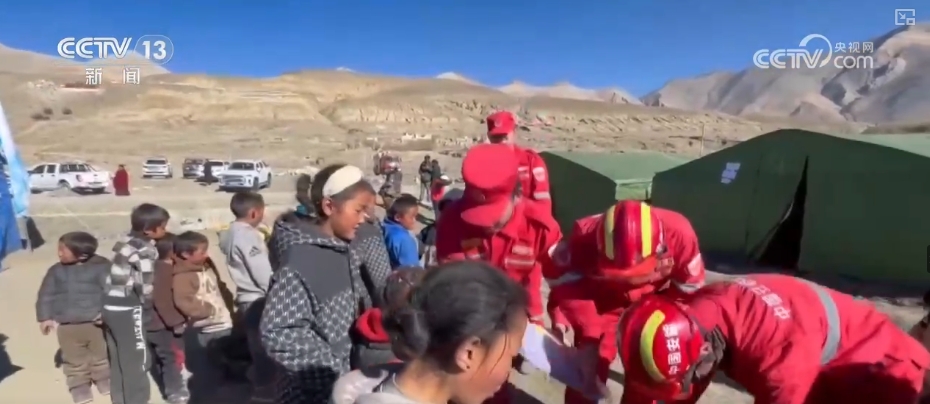 做游戏、踢球、疏导情绪……他们努力帮助孩子们走出灾难的阴霾(图4)