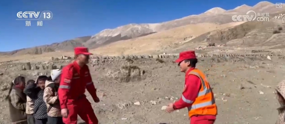 做游戏、踢球、疏导情绪……他们努力帮助孩子们走出灾难的阴霾(图3)