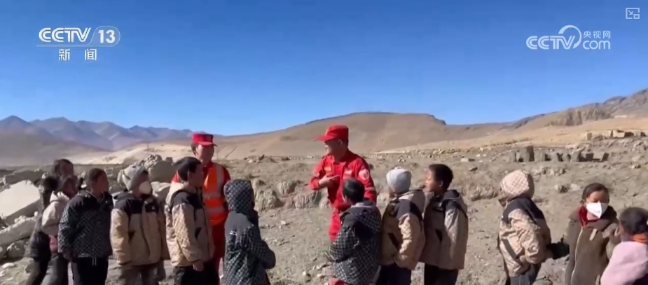 做游戏、踢球、疏导情绪……他们努力帮助孩子们走出灾难的阴霾(图2)