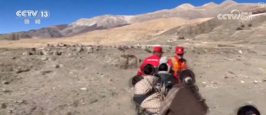 做游戏、踢球、疏导情绪……他们努力帮助孩子们走出灾难的阴霾(图1)