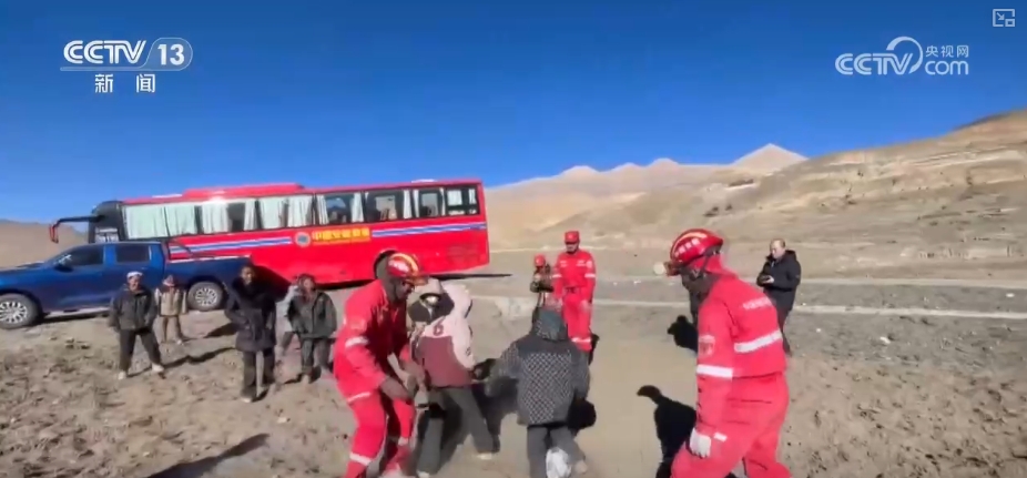 做游戏、踢球、疏导情绪……他们努力帮助孩子们走出灾难的阴霾(图5)