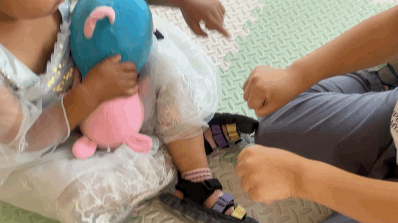 孩子一坐车就闹？8 个简单小游戏让娃不再抢手机(图4)