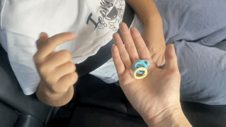 孩子一坐车就闹？8 个简单小游戏让娃不再抢手机(图5)