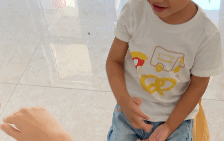 孩子一坐车就闹？8 个简单小游戏让娃不再抢手机(图8)