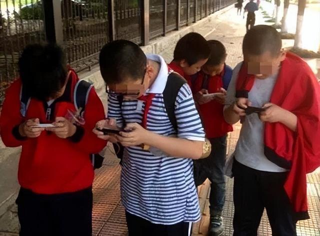 百万留守儿童生活被曝光：沉迷手机不可自救他们正在被手机废掉