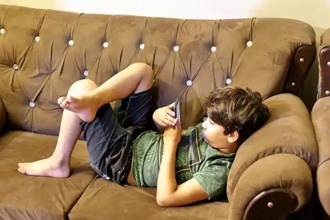 戒掉孩子手机瘾后我发现：原来大多数家长“抢手机”的方式完全错了！试试我这3招真的简单又有效