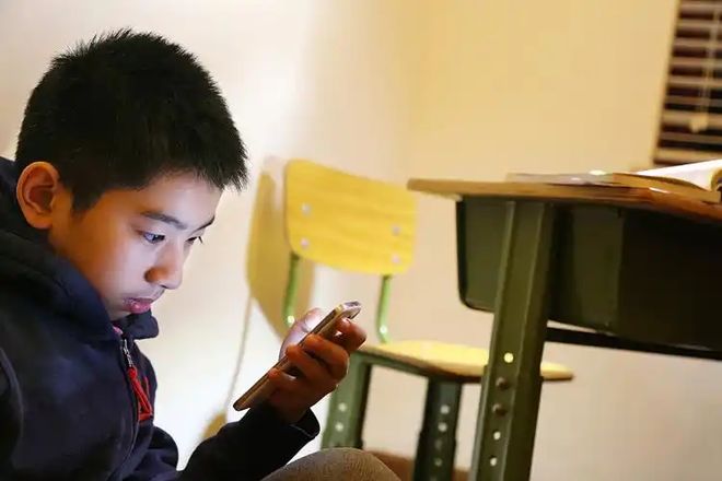 戒掉孩子手机瘾后我发现:原来大多数家长“抢手机”的方式完全错了!试试我这3招真的简单又有效(图2)